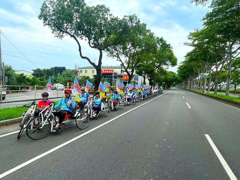 苗栗市經國路練習騎乘時合照。