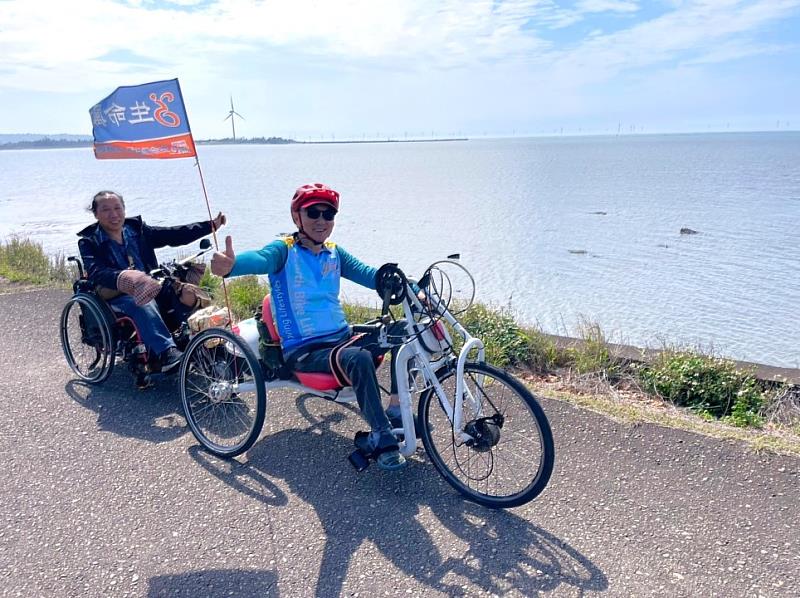 接受手搖車服務中最年長的成員的72歲彭大哥（右)。