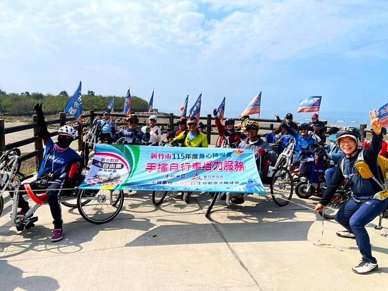 騎乘練習時於17公里海岸線合影。