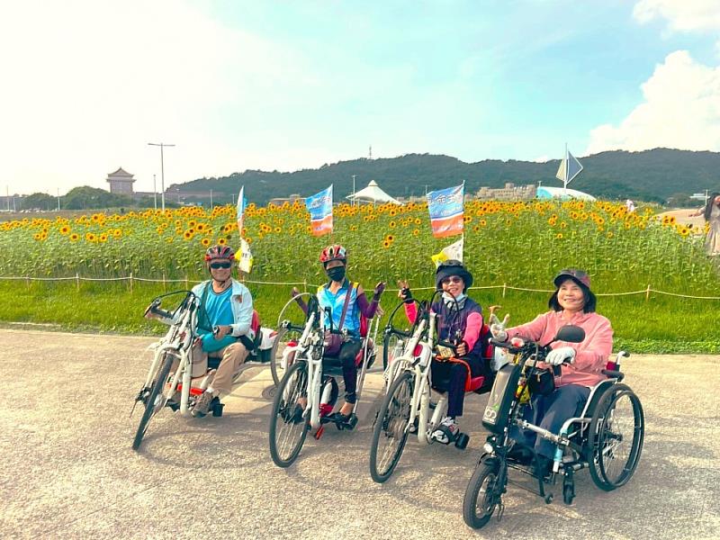 63歲陳女士（右2）重新找回運動的樂趣與信心。