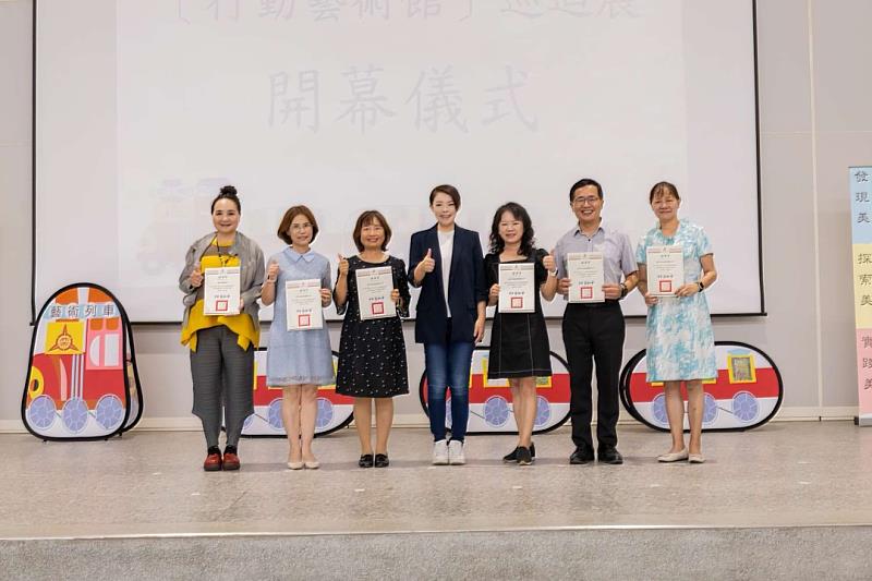 高虹安市長頒發感謝狀予5所學校及湖畔畫會。