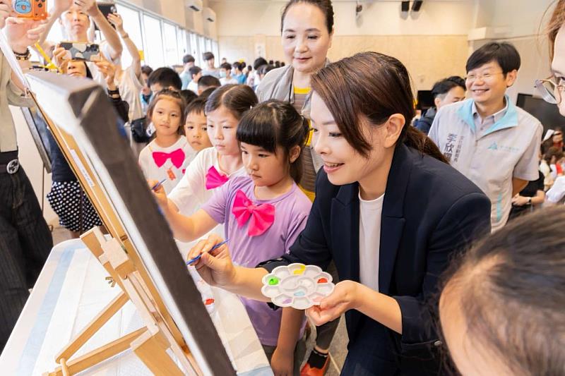 高虹安市長赴展場與孩子們共同作畫。