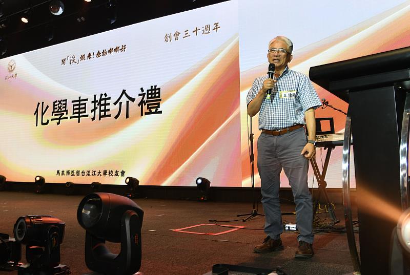 「化學遊樂趣」發起人，化學系教授王伯昌說明化學遊樂趣內容與推動歷程。（圖／淡江大學提供）