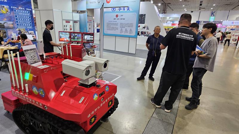 履帶式機器人及遠端操控台介紹。
