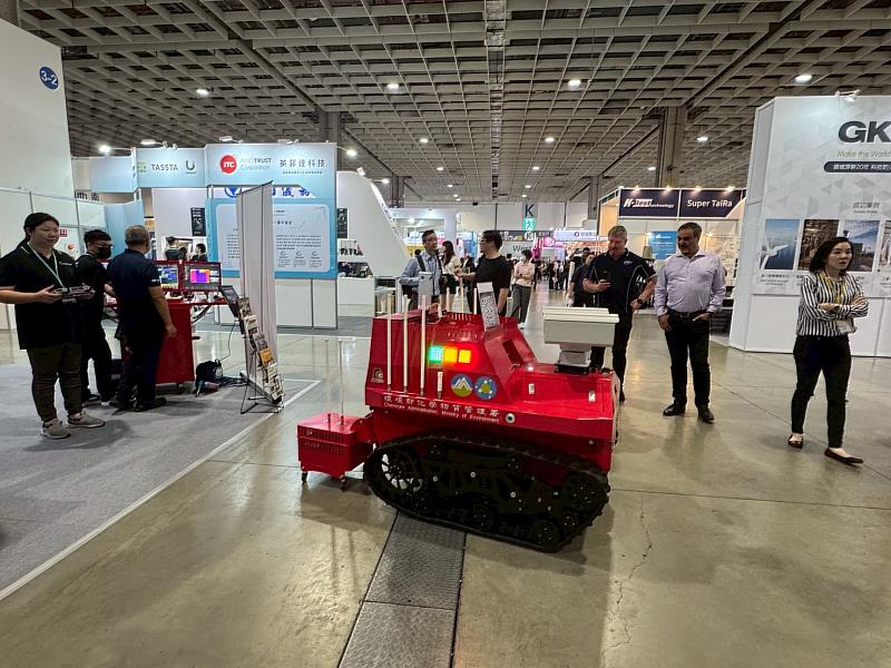 履帶式偵檢機器人展示。