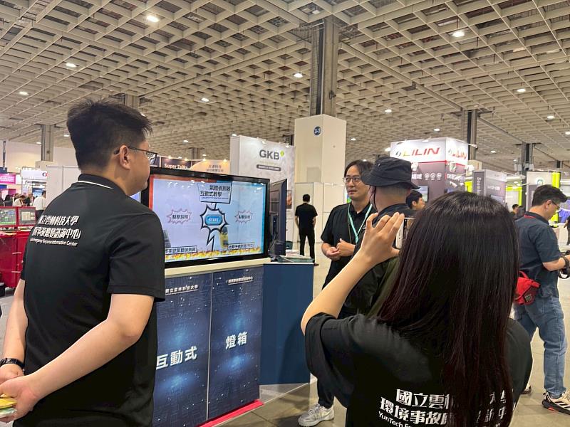 互動式燈箱展示。