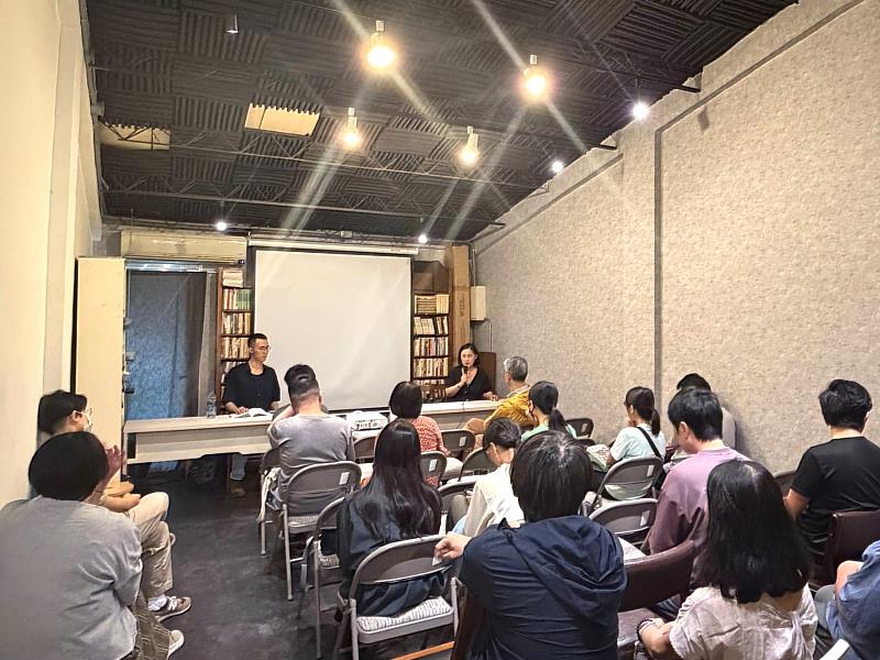 文學沙龍邀集8位作家，並由周芬伶教授打頭陣，與新銳系友作家王仁劭，展開一場關於文學創作的跨世代對談。