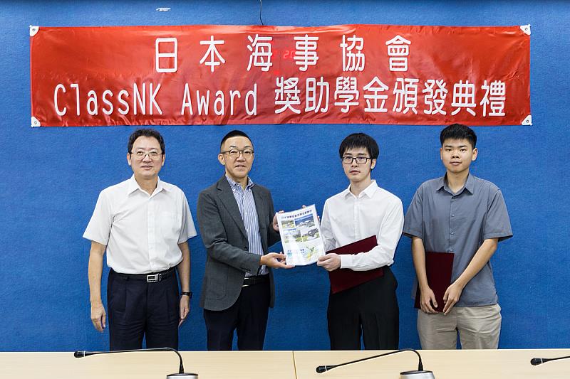 獲獎學生致贈感謝冊予日本海事協會。