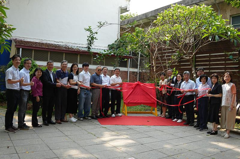 南大師長與企業代表共同準備揭牌，象徵南大推動綠地認領與校園永續環境維護的重要起點。