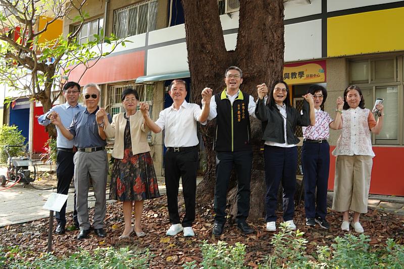 南大進行綠意扎根行動，透過土壤養分補充實作，讓校園植栽生長更穩定，呈現南大落實環境教育的具體作法。