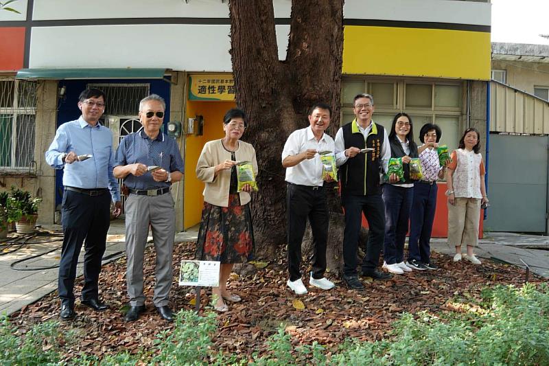 臺南大學於世界地球日進行土壤養分補充行動，結合實作體驗與環境教育，呈現南大在校園永續上的持續投入。
