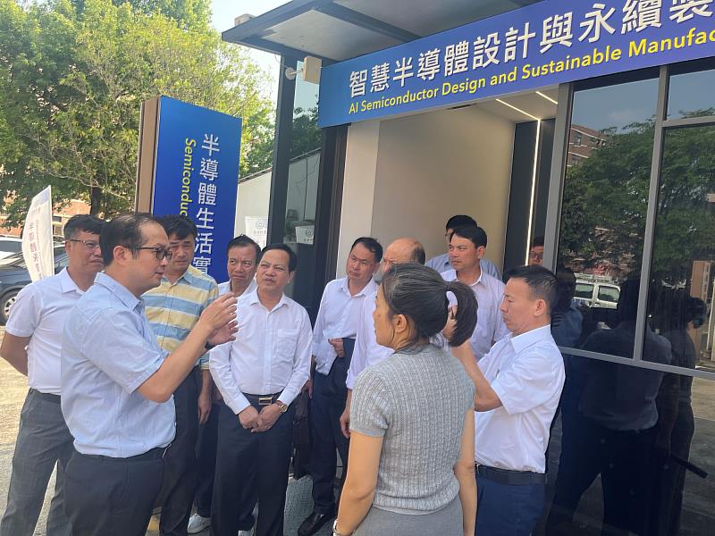 黃俊杰副校長（前左）親自為越南清化工業學院代表團解說半導體產學領航中心之設備配置，展示亞大如何透過「專業研究實驗室」模擬真實產業環境，落實實務教學目標。