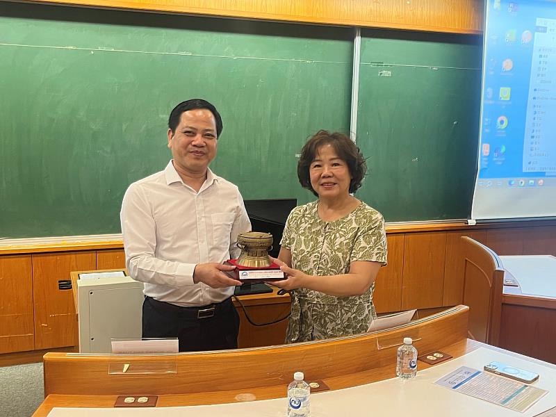 亞大國際學術交流中心龎玉涓主任（右）代表校方與越南清化工業學院校長Mr. HOANG ANH TUAN（左）互贈紀念禮物，期許未來台越雙方在學術與技術人才培育上有更緊密的交流。