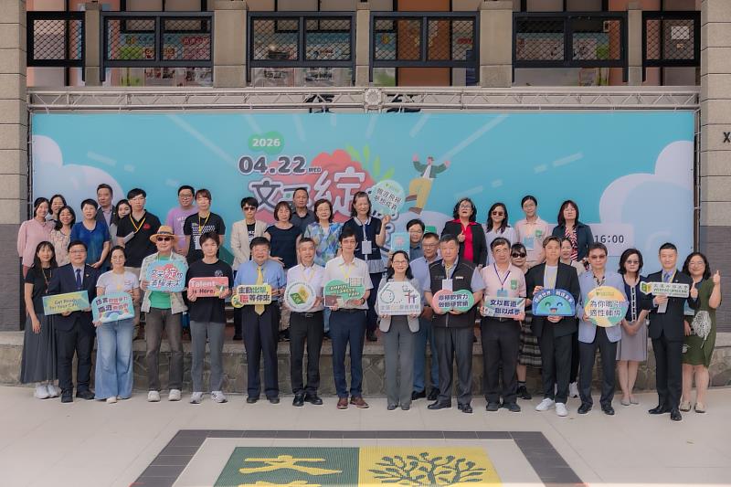 文藻外語大學校園徵才博覽會開幕式，企業代表與文藻師生合影留念，象徵產學合作與職涯發展正式啟動。