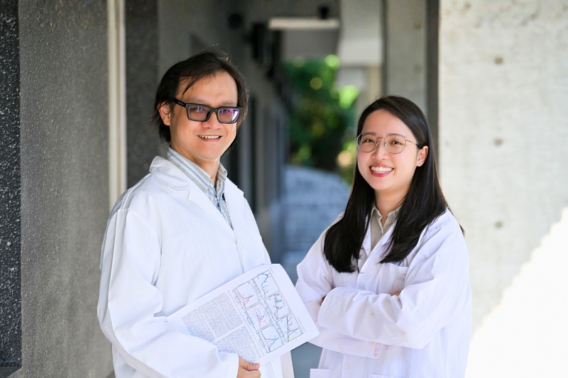 Professor Kuo-Pin Yu (left) and Master’s student An-Yu Wang from the Institute of Environmental and Occupational Health Sciences.