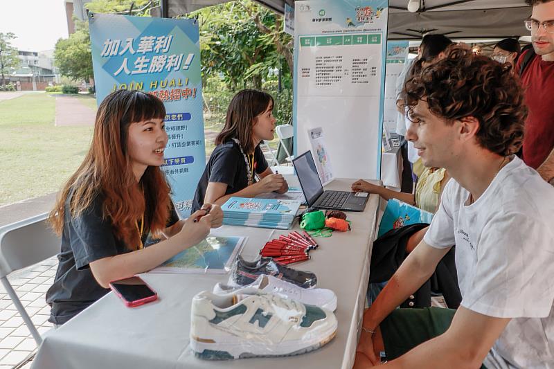 文藻境外生於企業攤位進行職涯諮詢，積極探索在台就業機會。