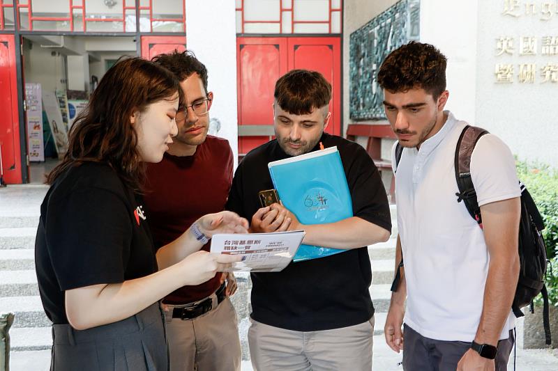 文藻境外生至企業攤位諮詢就業資訊。