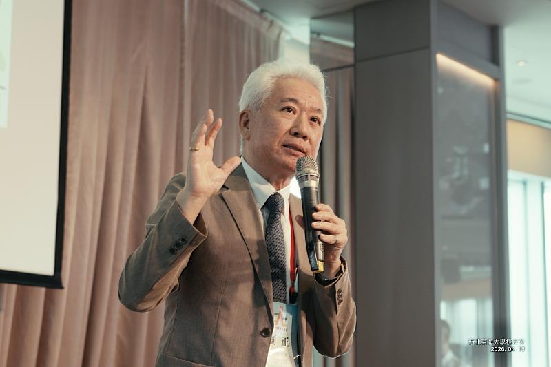 劉正副校長除了感謝鄭清和學長、李詩欽學長與張國恩校長對學校AI資源的挹注與支持，更分享東海近年的重大成果，如產學合作與國際化校園。