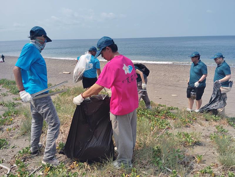 企業志工以實際行動參與維護保安林。