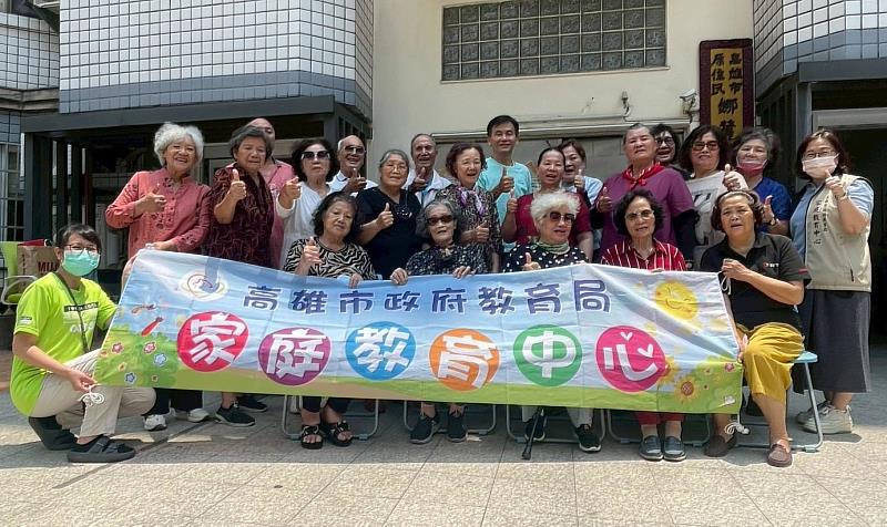 活動圓滿結束，講師與長者們開心合影留念。