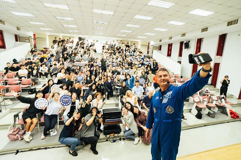 蕭述三校長指出,此次的拜訪交流,代表中央大學在太空領域獲得國際肯定,並誠摯歡迎太空人Lindgren及AIT團隊的來訪。
