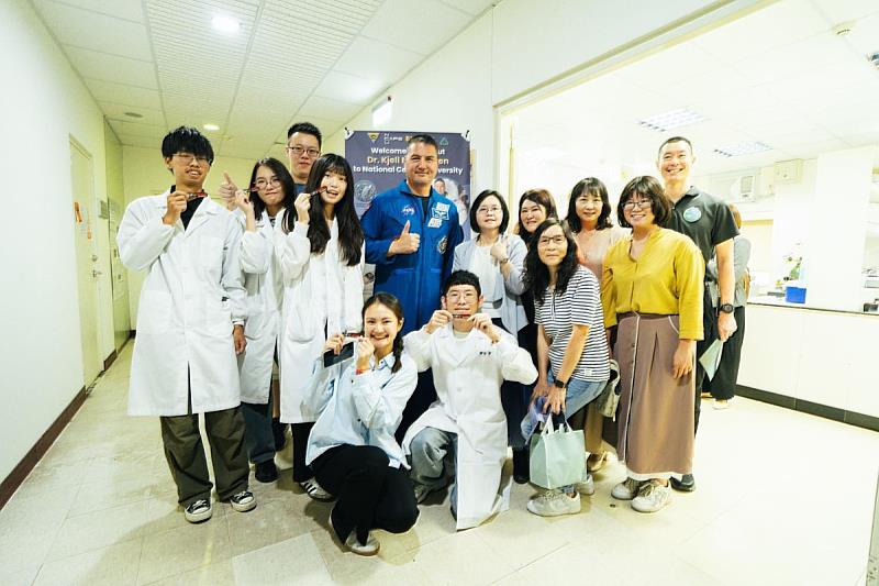 太空人Kjell Lindgren（林琪兒）蒞臨國立中央大學，參訪太空生醫實驗室，與師生合影交流，深化太空醫學與跨領域研究合作。