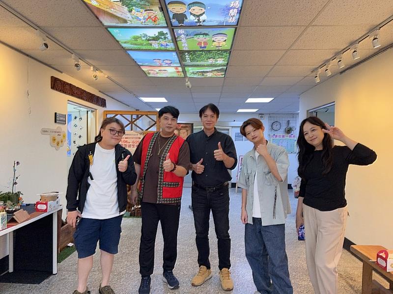 原民台最佳導演達米拉飛音（中）與來賓合影。（照片/校方提供）