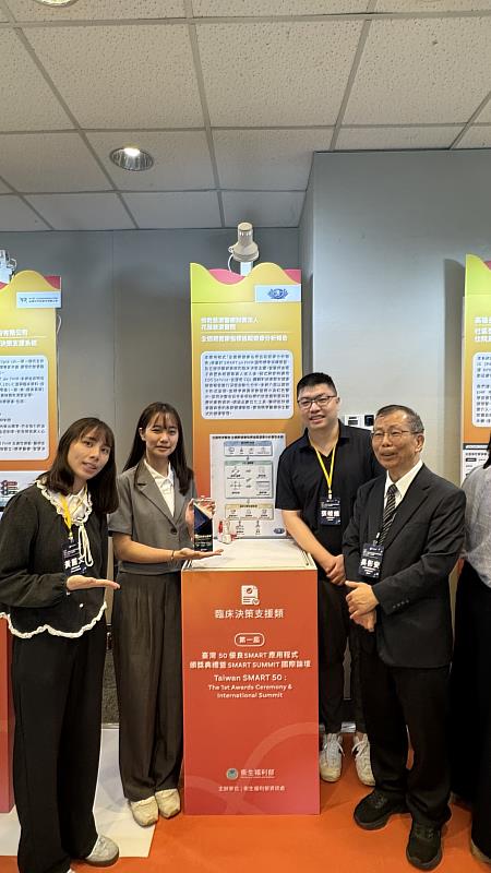 花蓮慈濟醫院副院長吳彬安（右起）帶領人工智慧醫療創新發展中心（AI中心）團隊，包含專案經理張峻維、工程師桂瑋杉、黃麗文，開發全週期健康指標追蹤健康分析報告系統（LHIT），為民眾打造專屬的個人健康AI系統。