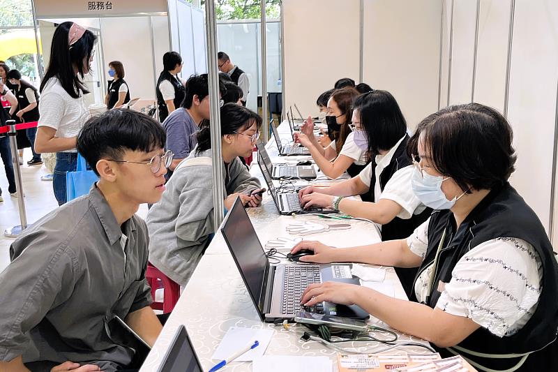 本場活動全面採無紙化方式，履歷投遞及職缺資訊都以數位化方式呈現，結合雲端叫號系統，應徵媒合更有效率。（歷史照片）