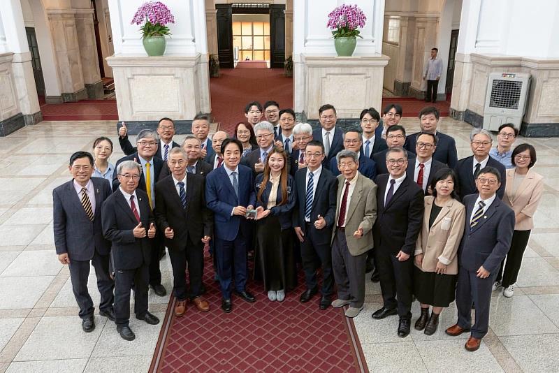 總統賴清德與臺科大機械系產學研代表合影。