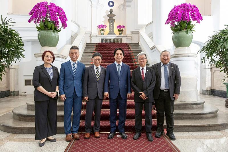 臺科大團隊與總統賴清德合影。左起：臺科大產業創新學院副院長鄭逸琳、臺科大主任秘書郭俞麟、臺科大校長顏家鈺、總統賴清德、臺科大副校長王朝正、工程學院院長陳明志。