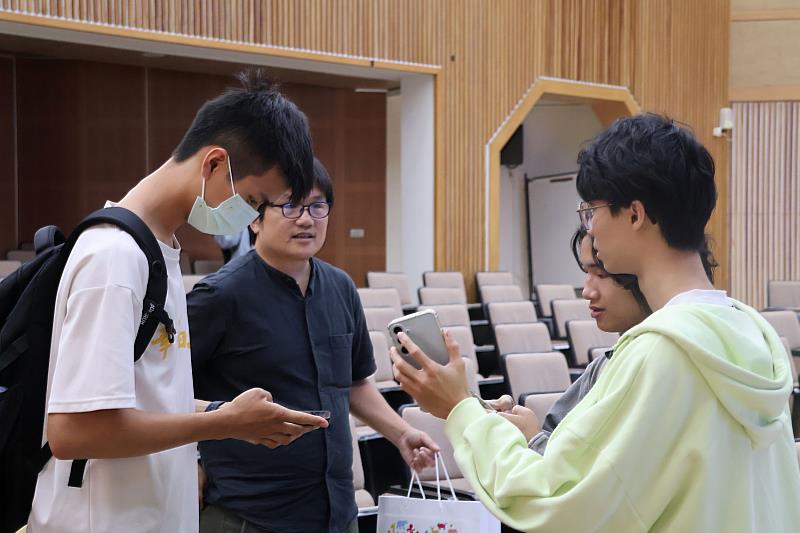 南大講座課後交流熱絡，同學踴躍提問，從不同觀點討論社區參與與紀錄方法，延伸學習深度。