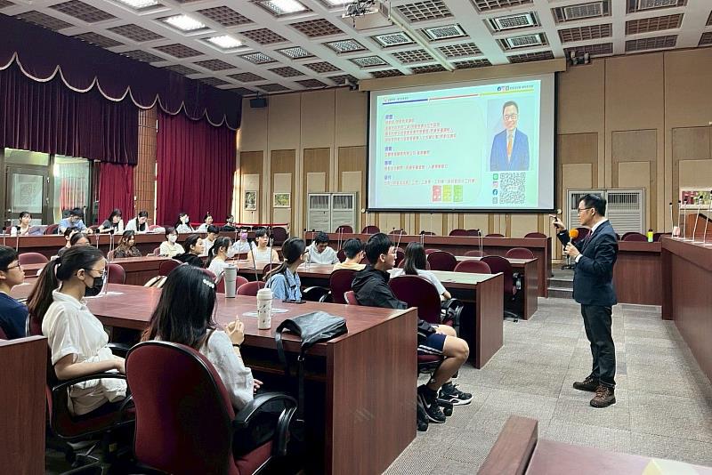 南大辦理勞動權益講座，講師開場說明課程重點，引導同學從案例理解職場法規，提前做好就業準備。