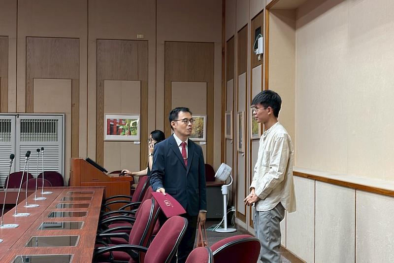 講座結束後，南大同學踴躍向講師請益勞動權益問題，展現對未來就業準備的高度關注。