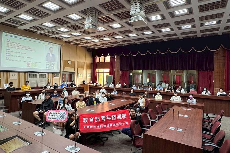 南大校友服務中心規劃職涯講座，吸引同學參與交流，透過課程強化職場知能與勞動權益觀念。