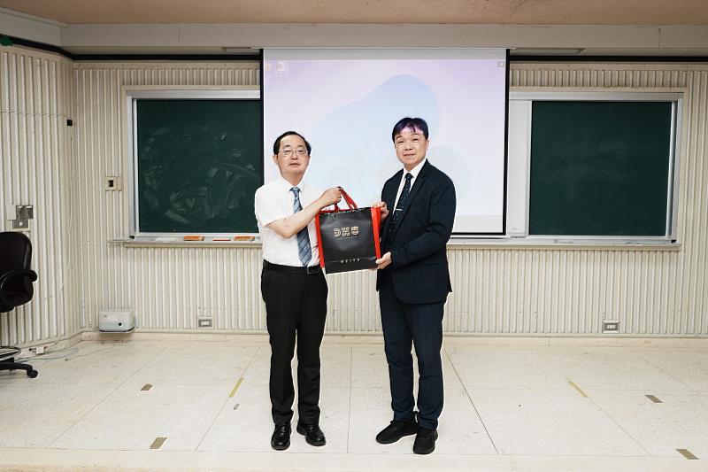 南大侯志正副校長（左）致贈紀念品感謝沈有忠副主委（右）蒞校分享，展現行政管理學系積極連結實務資源，深化政策學習內涵。