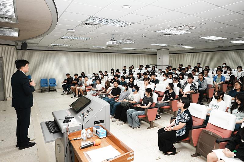 南大行政管理學系辦理兩岸政策講座，師生專注聆聽分享，從公共議題出發，拓展對國際局勢與政策運作的理解。