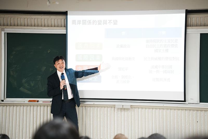 南大行政管理學系邀請大陸委員會副主任委員沈有忠，以簡報解析兩岸關係與國際局勢，帶領同學掌握政策脈絡。