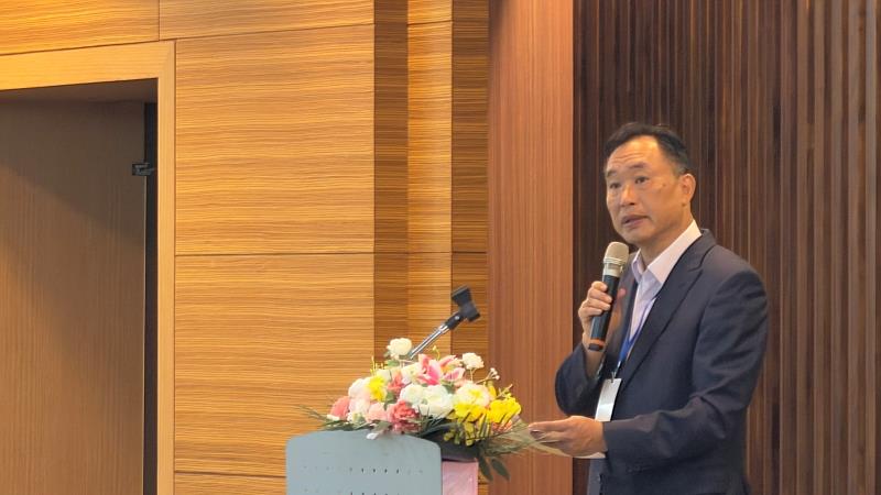 【願景勉勵・賦能未來】南臺科大黃能富校長於決賽現場致辭，高度肯定進入決賽團隊的韌性與專業，期許學子成為具備問題解決能力的領航人才。