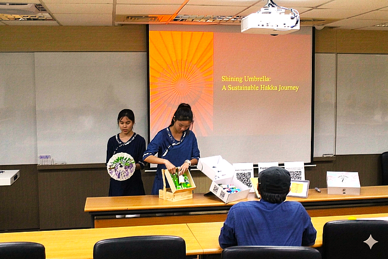 【國際視野・流利敘事】高雄高商「油桐香下的傳承」團隊於英文商品解說組展現流利外語與生動演說，展現接軌國際的專業自信。