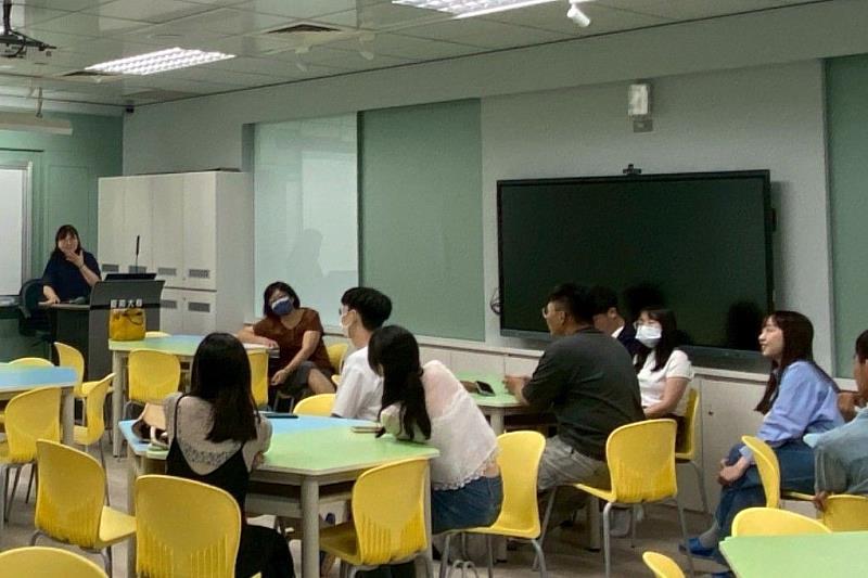 南大官田、東陽與平鎮分隊辦理營隊說明與面試，師資生交流教學經驗，凝聚團隊共識，為暑期營隊活動做好準備。