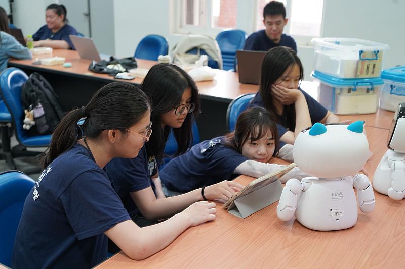 南大師資培育中心攜手教學團隊設計在地課程，融合科技應用與環境行動，回應離島與弱勢學童學習需求，展現教育服務行動力。