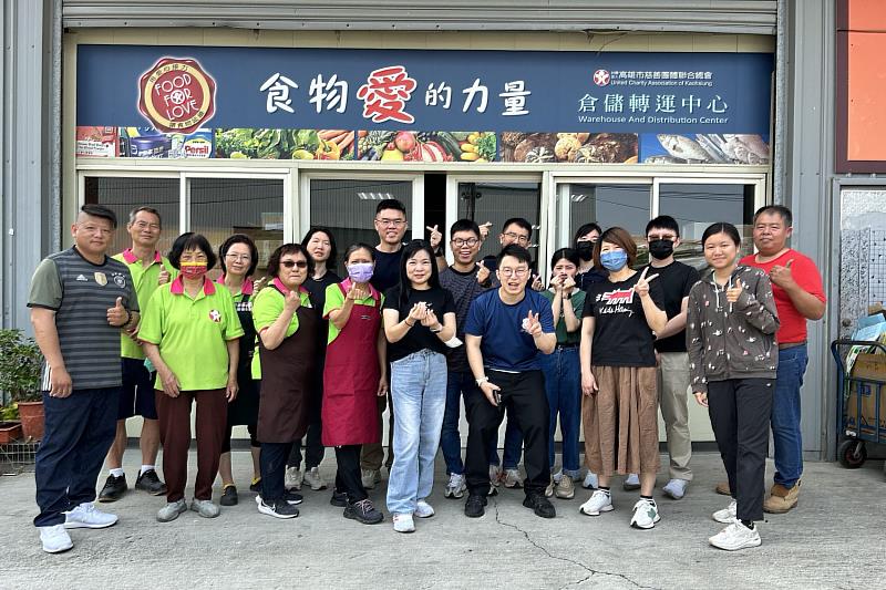 南大經管系師生走入高雄阿福食物銀行，參與物資發放服務，透過實地操作理解非營利組織運作與社會需求。