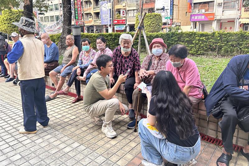 南大學生於鳳山區公所協助物資發放與數位問卷填寫，引導民眾完成流程，實際體驗服務設計與使用者需求。