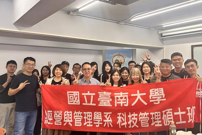 南大經管系結合公益場域教學，透過參與食物銀行服務，展現理論與實務連結的課程特色與學習成果。