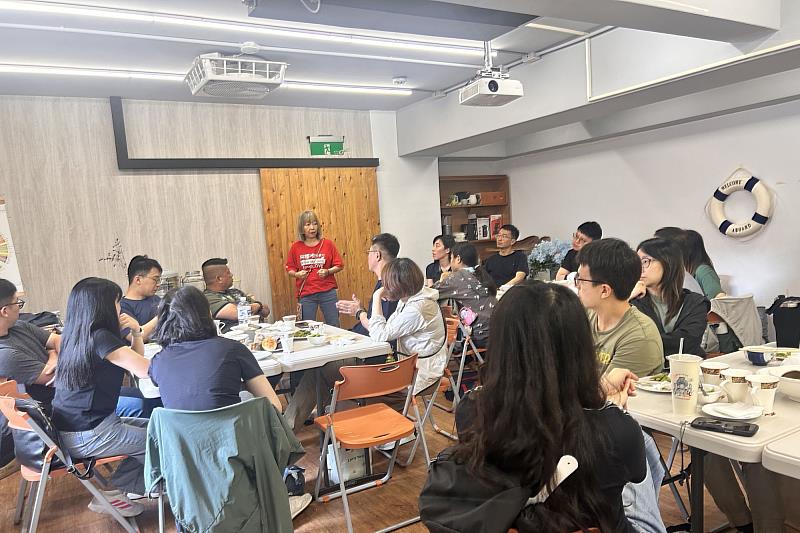 南大師生於食物銀行本部進行交流討論，回顧實作經驗，從服務流程與數據觀察深化社會設計理解。