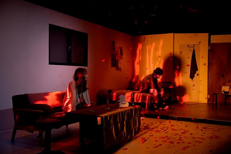 南大戲劇系《槍與玫瑰》劇照，運用燈光與空間配置營造情境氛圍，展現學生在舞台設計與整體呈現上的專業能力。