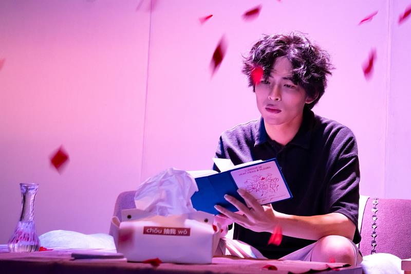 南大戲劇系畢業製作《槍與玫瑰》劇照，透過場景與角色關係交錯鋪陳，具體呈現學生從文本到舞台的整合成果。