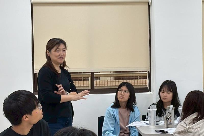 張雅期講師講解同理回應技巧，引導南大學生透過傾聽與回應理解對方需求，建立具信任感的對話關係。