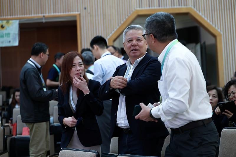 南大太陽能循環經濟聯盟年會現場交流熱絡，Myashowa集團等企業代表於會場互動交流，呈現產業參與踴躍與合作氛圍持續擴展。